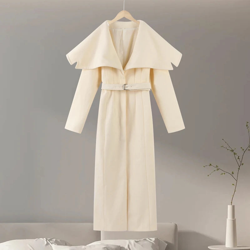 L'ÉPURE ROBE-MANTEAU LONGUE À COL CAPE